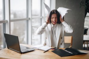 Profesional de marketing estressada - dificuldades