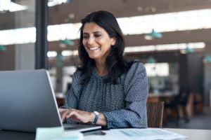 Mulher pesquisando no Google com palavras-chave.